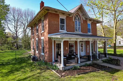 812 W 1st St, Dixon, IL 61021