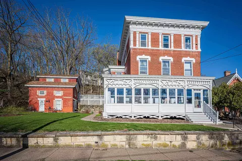 609 S Prospect St, Galena, IL 61036