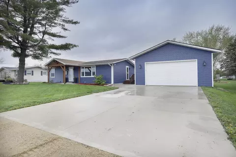 403 School St, Lena, IL 61048