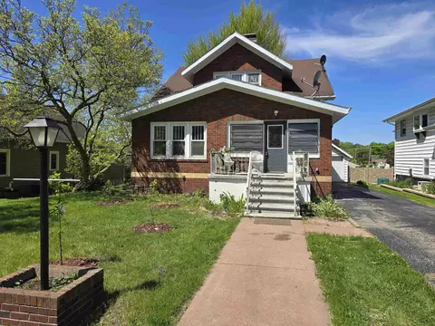 1308 S Walnut Ave, Freeport, IL 61032