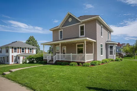 219 S Main St, Elizabeth, IL 61028