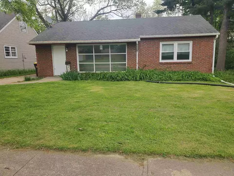 911 Roncevalles Ave, Rockford, IL 61107