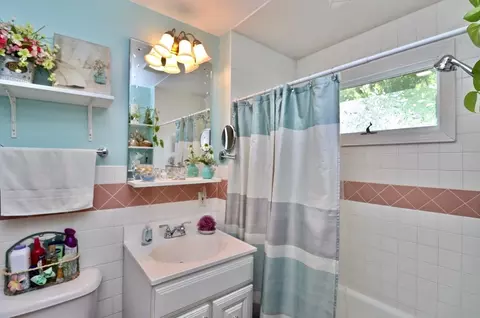 Bath - 908 S Burchard St, Freeport, IL 61032 photo 1 of 1