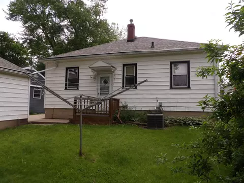 Exterior - 814 Monroe Dr, Freeport, IL 61032 photo 2 of 2