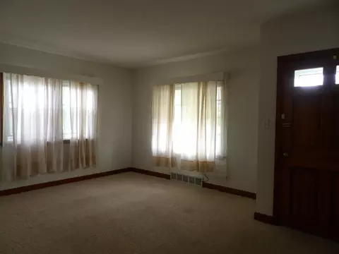 Living - 814 Monroe Dr, Freeport, IL 61032 photo 2 of 2