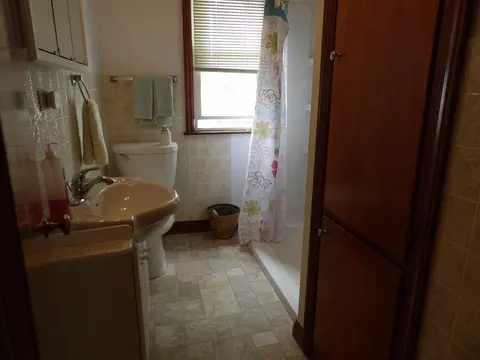 Bath - 814 Monroe Dr, Freeport, IL 61032 photo 1 of 1