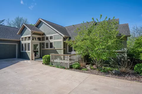 15 Harbor Dr, Galena, IL 61036