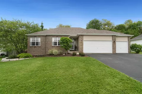 10279 Hawks Pointe Trl, Roscoe, IL 61073