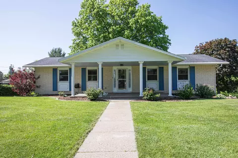 355 Highland Dr, East Dubuque, IL 61025