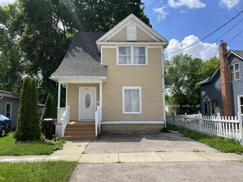 112 W 2nd St, Belvidere, IL 61008