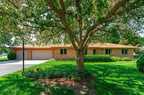 10296 Geneva Dr, Roscoe, IL 61073