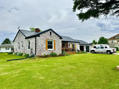 3 E 1st St, Milledgeville, IL 61051