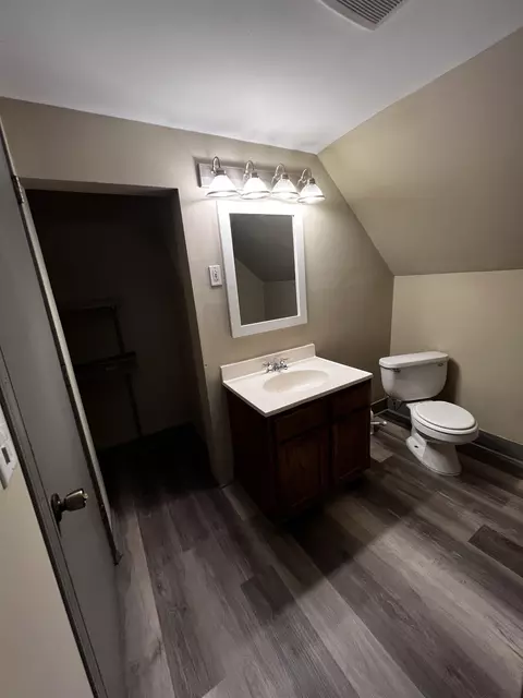 Bath - 620 E Pleasant St, Belvidere, IL 61008 photo 5 of 6