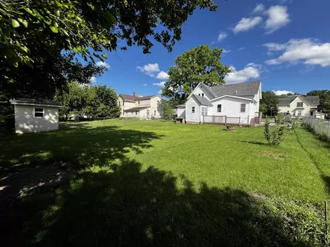 Exterior - 620 E Pleasant St, Belvidere, IL 61008 photo 4 of 5