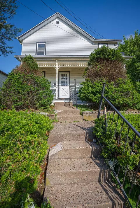 615 S High St, Galena, IL 61036