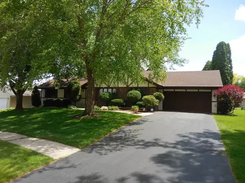 6781 Academy Trl, Rockford, IL 61107