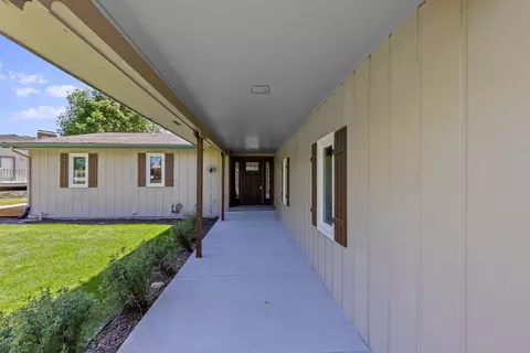 Entry Way - 7335 Mccurry Rd, Roscoe, IL 61073 photo 1 of 2
