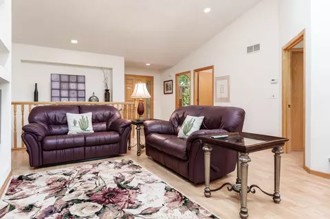 Living - 1025 High Point Dr, Rockton, IL 61072 photo 4 of 11