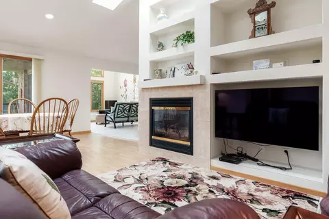 Living - 1025 High Point Dr, Rockton, IL 61072 photo 2 of 11