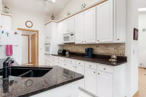 Kitchen - 1025 High Point Dr, Rockton, IL 61072 photo 2 of 4