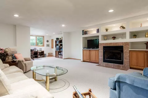Living - 1025 High Point Dr, Rockton, IL 61072 photo 8 of 11