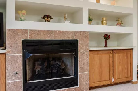 Living - 1025 High Point Dr, Rockton, IL 61072 photo 11 of 11