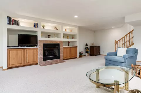 Living - 1025 High Point Dr, Rockton, IL 61072 photo 9 of 11