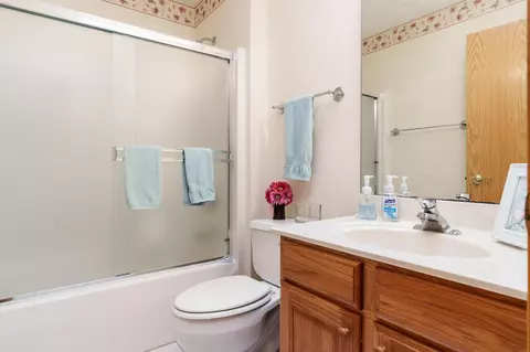 Bath - 1025 High Point Dr, Rockton, IL 61072 photo 2 of 3