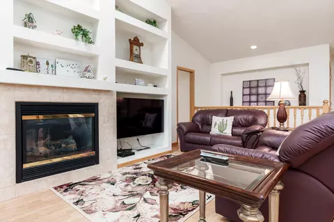 Living - 1025 High Point Dr, Rockton, IL 61072 photo 3 of 11