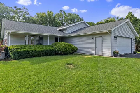306 Valley Forge Trl, Rockton, IL 61072