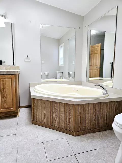 Bath - 345 Elder Ln, Belvidere, IL 61008 photo 1 of 5