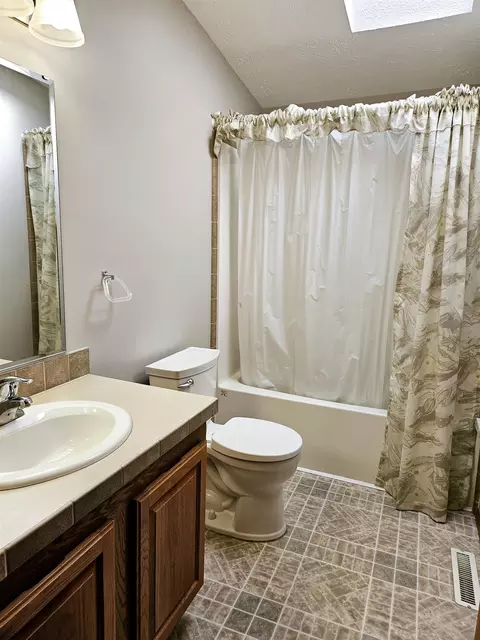 Bath - 345 Elder Ln, Belvidere, IL 61008 photo 5 of 5
