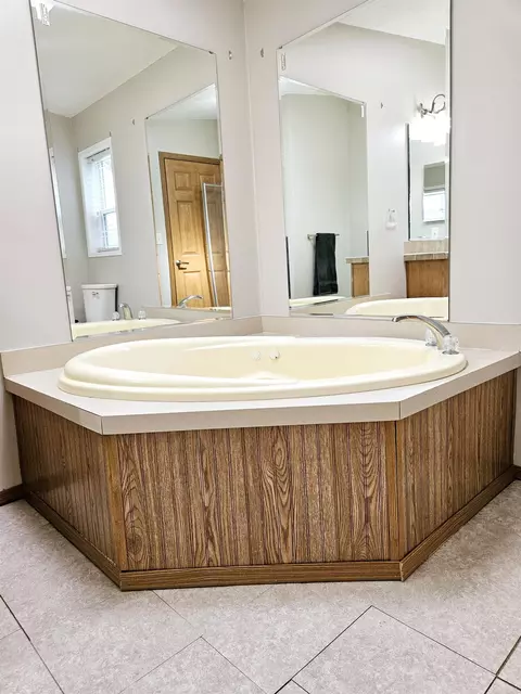 Bath - 345 Elder Ln, Belvidere, IL 61008 photo 4 of 5