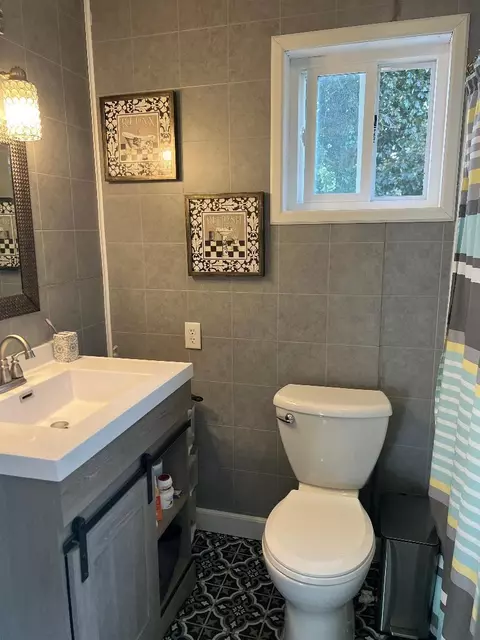 Bath - 304 N Lee St, Davis, IL 61019 photo 2 of 2