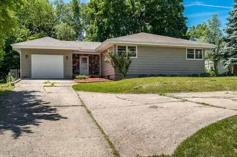 3011 Highcrest Rd, Rockford, IL 61107