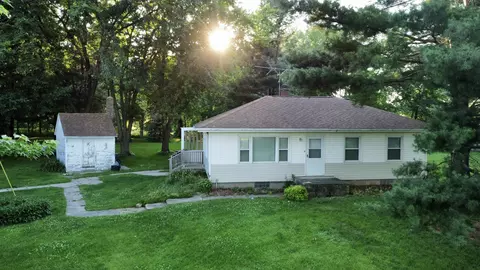 8694 S Creek Rd, Elizabeth, IL 61028