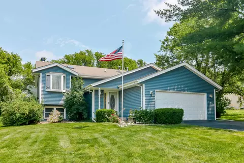 2104 Candlewick Dr SE, Poplar Grove, IL 61065