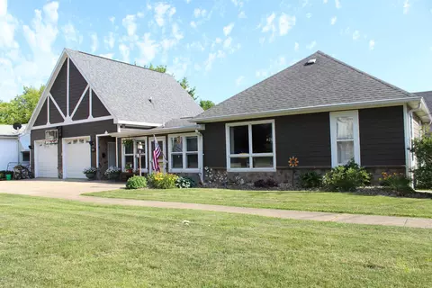 360 Sherwood Ave, East Dubuque, IL 61025