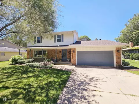 1862 Honeysuckle Dr, Rockford, IL 61107
