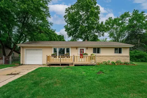 903 Kenmore Rd, Rockford, IL 61108