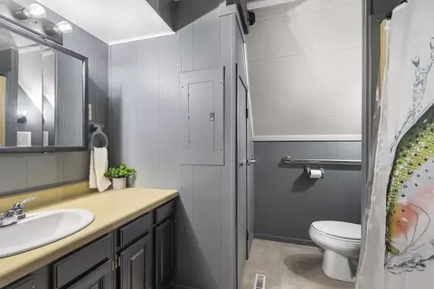 Bath - 437 Lockwood Rd, Lake Summerset, IL 61019 photo 1 of 2