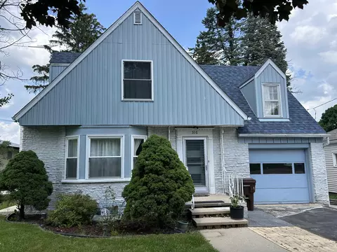 316 W Dewey St, Freeport, IL 61032