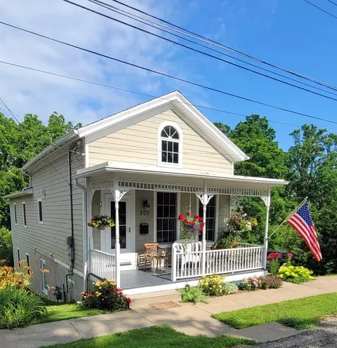 209 S West St, Galena, IL 61036