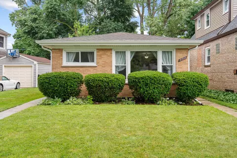 7717 Kilbourn Ave, Skokie, IL 60076
