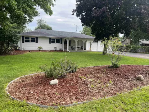 1113 W Blackhawk Dr, Byron, IL 61010
