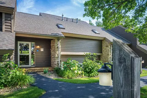 106 E Point Dr, Galena, IL 61036
