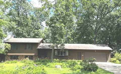 621 W Deer Trail Dr, Lena, IL 61048