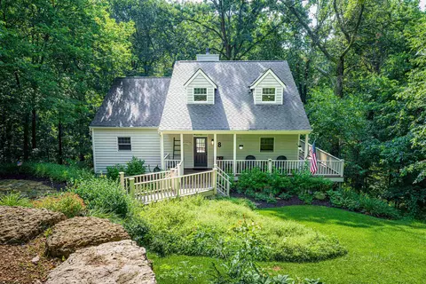 8 Woodway Ct, Galena, IL 61036
