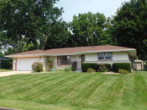 6256 Canyon Woods Dr, Rockford, IL 61108
