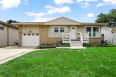 677 W Lake Park Dr, Addison, IL 60101
